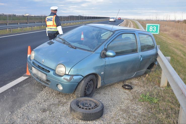 Szalagkorltnak hajtott egy Renault az M86-oson – megsrlt a sofr Zanat kzelben